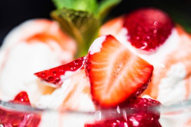 Çilekli dondurma ile nane bir kapta