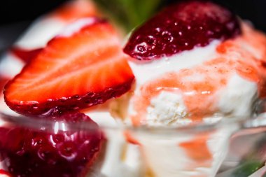 Çilekli dondurma ile nane bir kapta