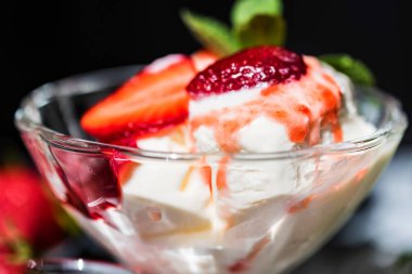 Çilekli dondurma ile nane bir kapta