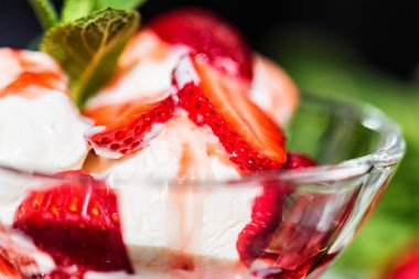 Çilekli dondurma ile nane bir kapta