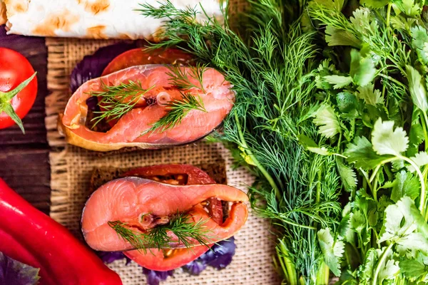 Tasty smoked salmon sandwiches with rye bread — Stock Photo, Image