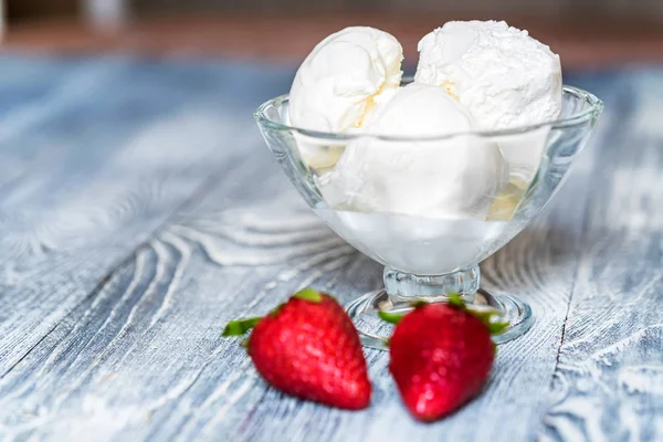 Вкусное ванильное мороженое в миске и клубнике — стоковое фото