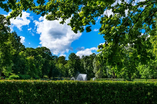 Vacker utsikt över liten fontän i Peterhof — Stockfoto