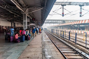 Agra, Hindistan - 9 Kasım 2017: İnsanlar tren istasyonunda Agra, Hindistan