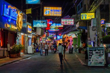 Bangkok - 20 Mart 2013: Bangkok street yürüyüş akşam