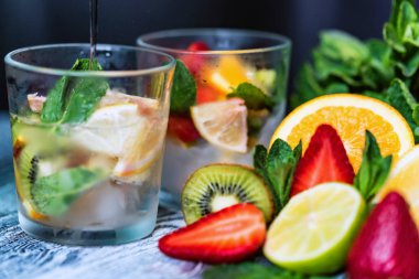 Meyve ve nane ile ev yapımı limonata