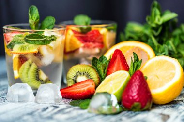 Meyve ve nane ile ev yapımı limonata