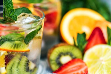 Meyve ve nane ile ev yapımı limonata