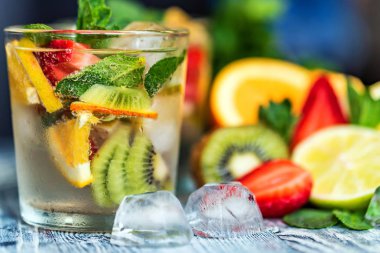 Meyve ve nane ile ev yapımı limonata