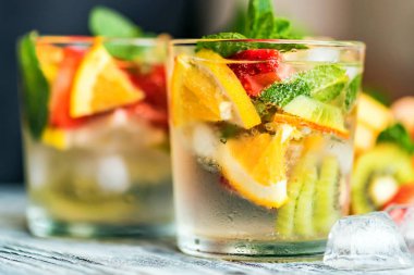 Meyve ve nane ile ev yapımı limonata