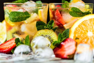 Meyve ve nane ile ev yapımı limonata