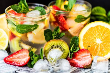 Meyve ve nane ile ev yapımı limonata