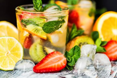 Meyve ve nane ile ev yapımı limonata