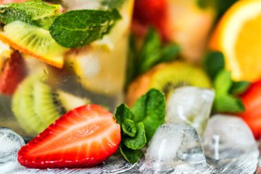 Meyve ve nane ile ev yapımı limonata