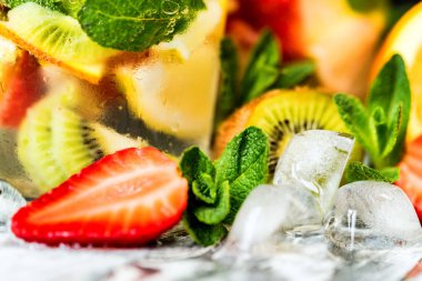 Meyve ve nane ile ev yapımı limonata