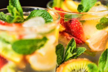 Meyve ve nane ile ev yapımı limonata