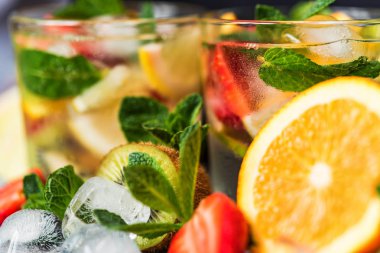 Meyve ve nane ile ev yapımı limonata