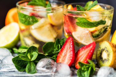 Meyve ve nane ile ev yapımı limonata