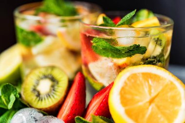 Meyve ve nane ile ev yapımı limonata