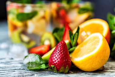 Taze meyve ve naneli limonata yapmak için kullanılan