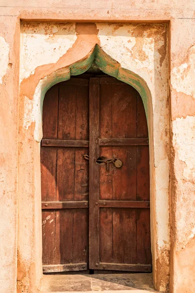 Puerta de madera en Orchha Fort, India — Foto de Stock