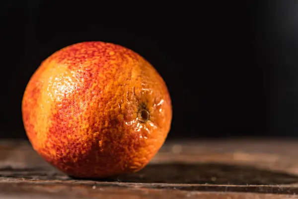 Laranja de sangue siciliana suculenta madura inteira — Fotografia de Stock