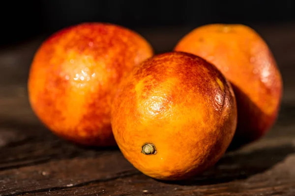 Úplně zralé šťavnaté pomeranče sicilskou krev — Stock fotografie