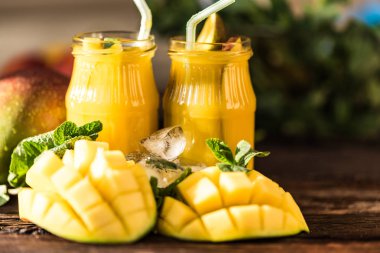 Mango suyu ve mango ahşap masa üzerinde