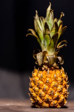 Koyu ahşap arka plan üzerinde ananas