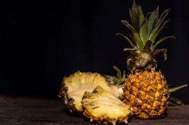 Koyu ahşap arka plan üzerinde ananas
