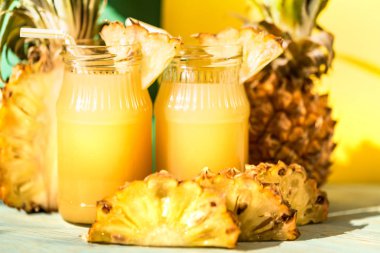 Ananas suyu ve dilim ahşap bir masa yerleştirilen