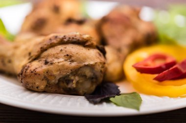 Kavrulmuş Tavuk çeyrek ayak rustik arka plan üzerinde