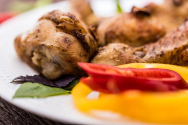 Kavrulmuş Tavuk çeyrek ayak rustik arka plan üzerinde