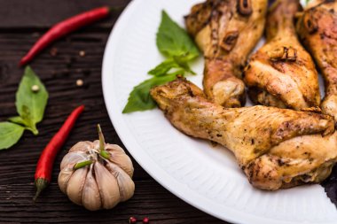 Kavrulmuş Tavuk çeyrek ayak rustik arka plan üzerinde