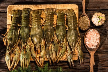 Ahşap arka plan üzerinde bira ile ham kerevit