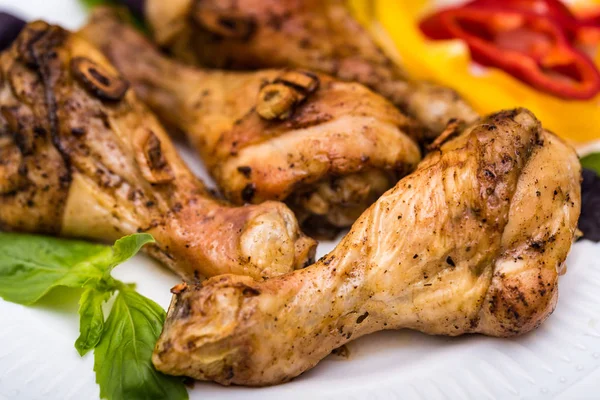 Patas de pollo asadas sobre fondo rústico — Foto de Stock