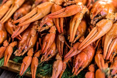 Rustik ahşap zemin üzerine haşlanmış kerevit