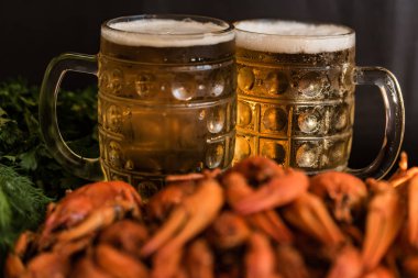 Ahşap arka plan üzerinde bira ile haşlanmış kerevit