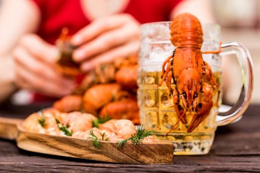 Ahşap arka plan üzerinde bira ile haşlanmış kerevit