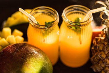 Meyve suları gözlük. Atıştırmalıklar ve içecekler yaz.