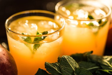 Meyve suları gözlük. Atıştırmalıklar ve içecekler yaz.