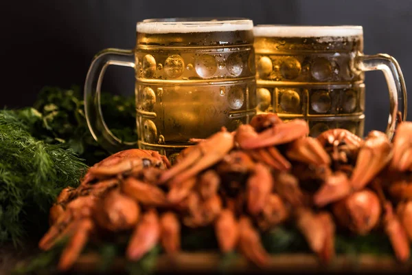 木製の背景にビールと茹でザリガニ — ストック写真