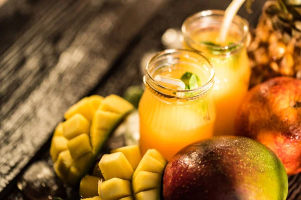 Glasögon av juicer. Förfriskningar och sommardrinkar. Stockbild