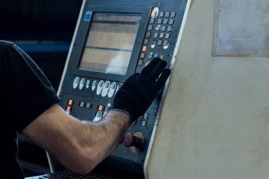 Çalışan bir lazer ışını kesme makinesi çalışır