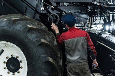 Tarımsal ekipman sanayi işçisi toplanır