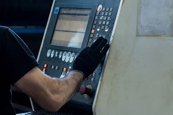 Trabalhador opera uma máquina de corte de feixe de laser — Fotografia de Stock