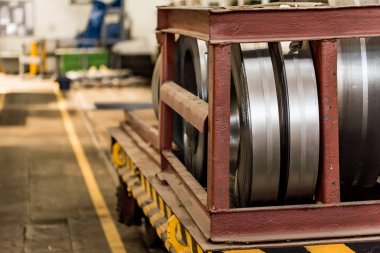 Endüstriyel fabrikada çelik rulo stok