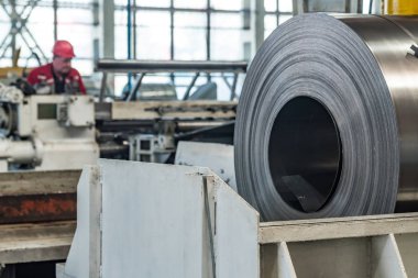 Endüstriyel fabrikada çelik rulo stok