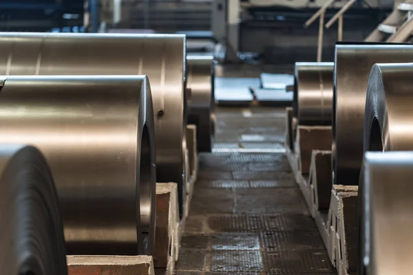 Stock con rollos de chapa de acero en planta industrial — Foto de Stock