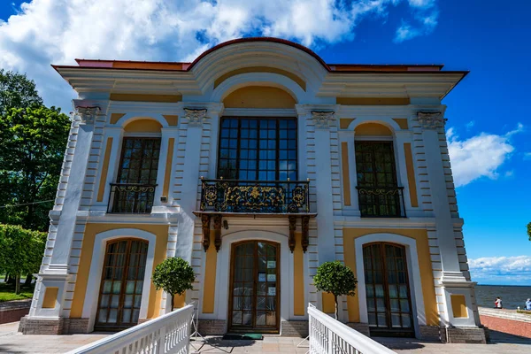 PETERHOF, ST.PETERSBURG - 10 GIUGNO 2015: Palazzo Marli a Peterhof, Russia — Foto Stock